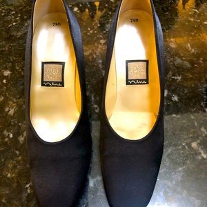 Nina women’s shoes 7 1/2 M. Black genuine leather. Fabric feel upper